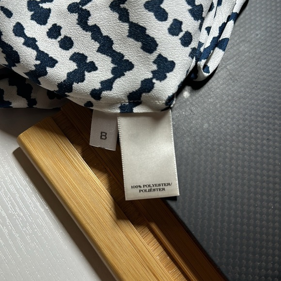 Ann Taylor long-sleeved button down blouse - Picture 4 of 6